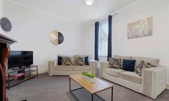 Westoe House | 20%OFF | Family 4BR Home | Seafront walks & Arbeia