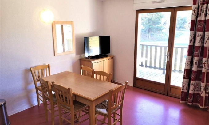 La Joue du Loup Apartment | 200m from ski slopes, 1st floor, balcony, parking, tv, ski locker, 35m², La Joue du Loup