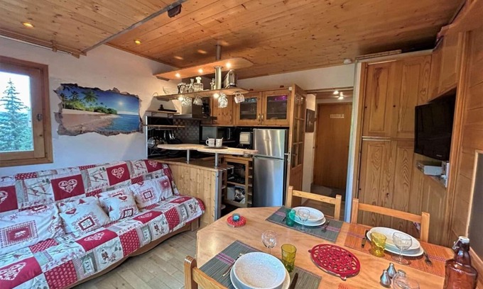 Meribel Centre Apartment | 200m from ski slopes, Ground floor, terrace, tv, ski locker, 25m², Méribel