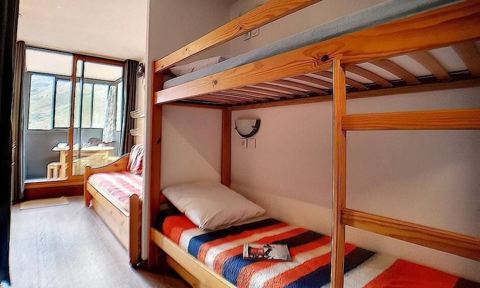 Les Bruyeres Apartment | 200m from ski slopes, 2nd floor, tv, ski locker, 23m², Les Menuires