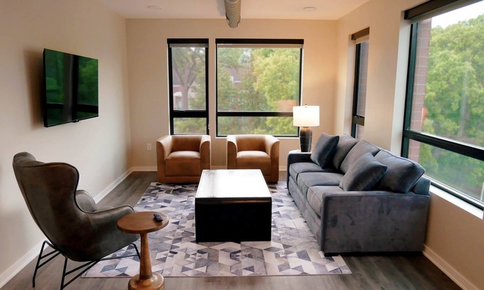 Downtown Omaha Apartment | #201 Spacious Boutique Apt, Near UNMC, Blackstone, Midtown