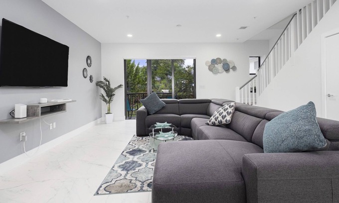 Miramar House | *2022 Brand New Modern Luxurious Townhouse*