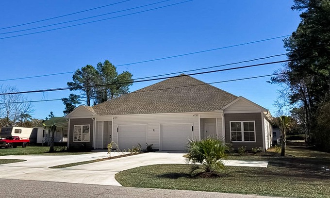 Myrtle Beach House | 2023 duplex with screened patio - dog-friendly - near golf/beach