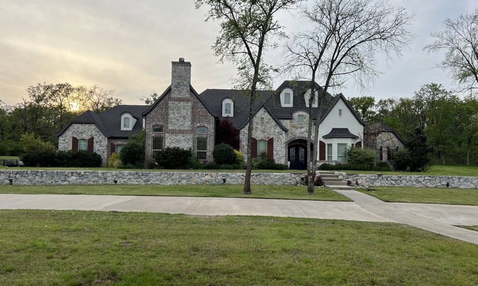 Sulphur Springs House | 2024 Solar Eclipse Point of Totality! 4000 sq ft, 4 BR, 5 Bath, 3 acres