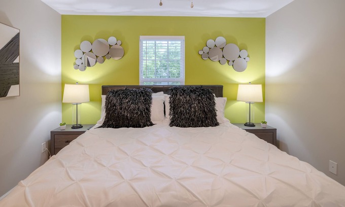 Arcadia Apartment | ✯20min→Lodge at Lake Bowen Commons✯King Bed✯3 TVs