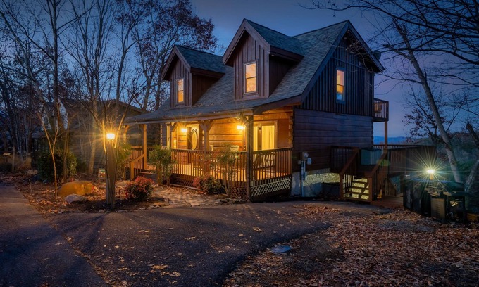 Gatlinburg - Pigeon Forge Cabin | 20min to Gatlinburg! MTN Views! Hot Tub + Arcade + Golf Course + Shuffleboard!