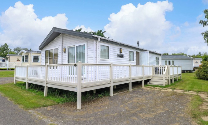 Hopton Cottage | 21 NORMAN DRIVE LODGE, family friendly, with a garden in Burgh Castle