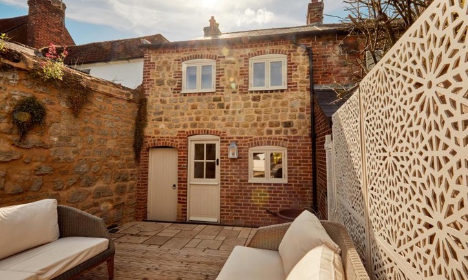 Petworth House | 21 Pound Street