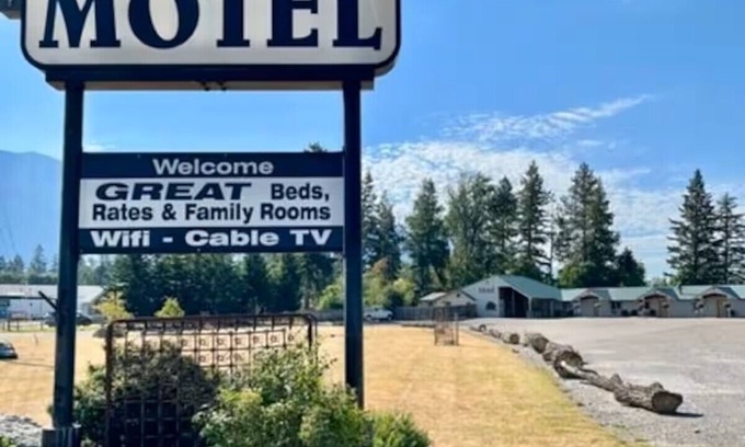 Columbia Falls Hotel | #21 TWO QUEEN BEDS with WiFi and AC in welcoming Columbia Falls 20 mi to GNP