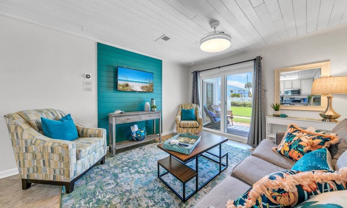 Miramar Beach Condo | 21 | Walk to Pompano Joes in 2 minutes + Pool + Beach Cart!