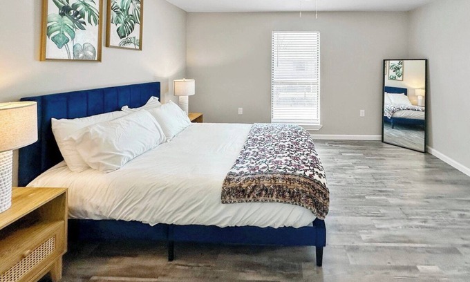 Addison Apartment | 2106 · Cozy Addison Apt, Free Park Wi-Fi, Pool & Gym