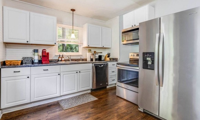 Villa Heights House | 22) Great Area & Super Walkable!