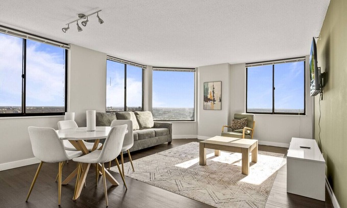 Downtown Minneapolis Apartment | 23rd Floor Sky Suite Downtown Pool/Gym/Parking