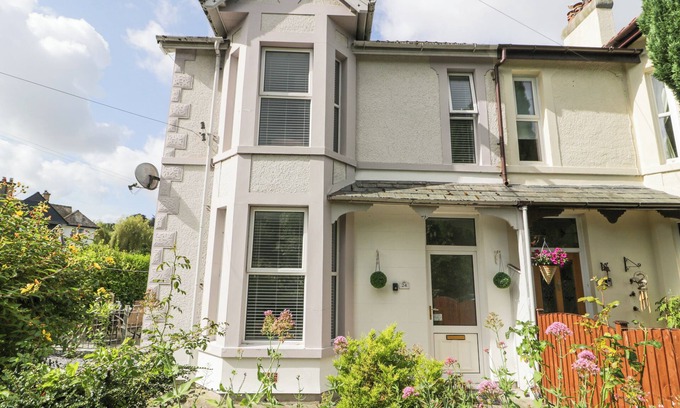 Conwy Cottage | 24 CADNANT PARK, with a garden in Conwy