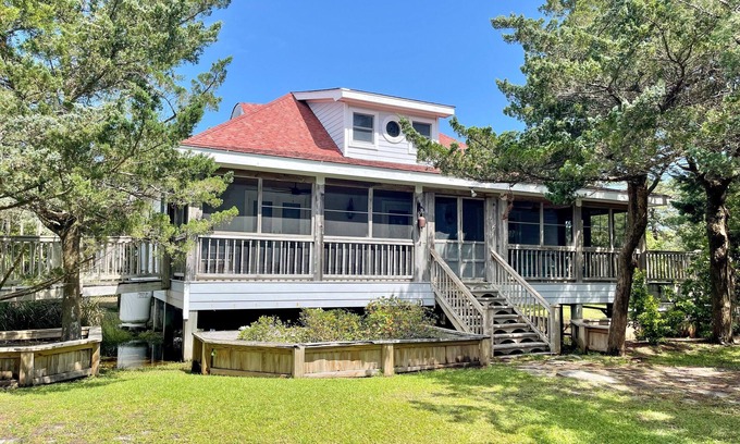 Ocracoke House | 24 Pompano Place: Nice secluded location, short way from the village.