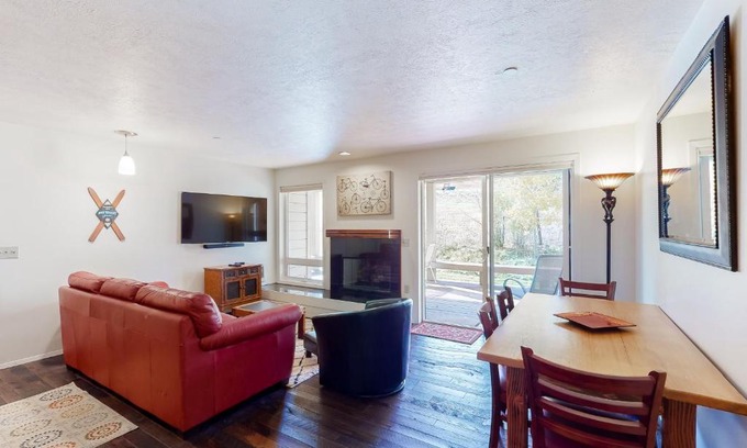Elkhorn Village Hotel | 2498 Indian Springs