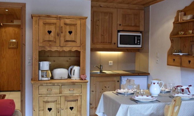 Meribel Centre Apartment | 250m from ski slopes, Ground floor, balcony, tv, ski locker, 25m², Méribel