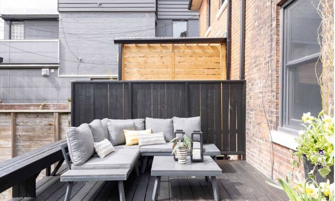 Trinity - Bellwoods House | 258 Crawford St #1 (main floor) · Chic Home near DWTN Old Toronto w/deck area & WFH