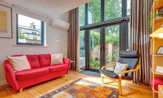 Cambridge City Centre House | 25A City Road · Luxury City centre townhouse with courtyard| Pass the Keys