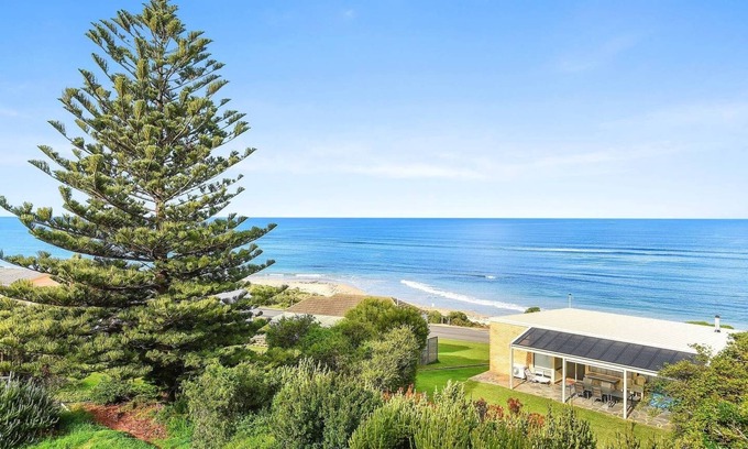 McCracken House | 26 Heggerton - Ocean Views - Wi-Fi