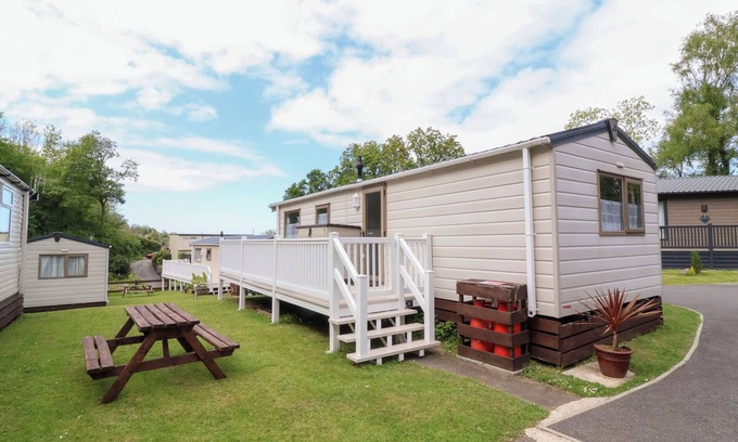 Combe Martin Cottage | 26 MANLEIGH PARK, pet friendly, with a garden in Combe Martin