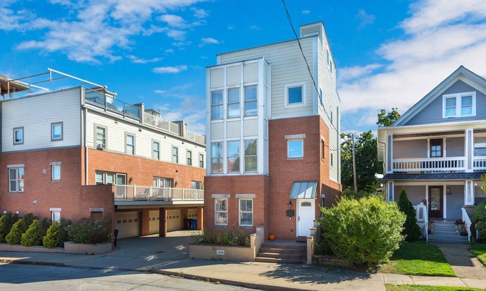 Edgewater House | 2800sqft Rooftop Home W/Skyline Views+80 in tv, Darts, Shuffleboard and more!
