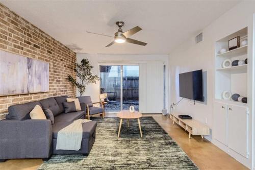 Bouldin Apartment | 2B Getaway - Sleeps 6 - Pool, Pkg - Walk Dtwn