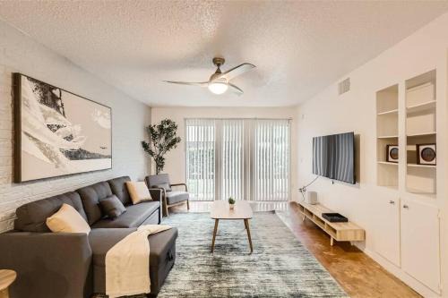 Bouldin Apartment | 2B Getaway Steps to Dtwn - Sleeps 6 - Pool, Prkg