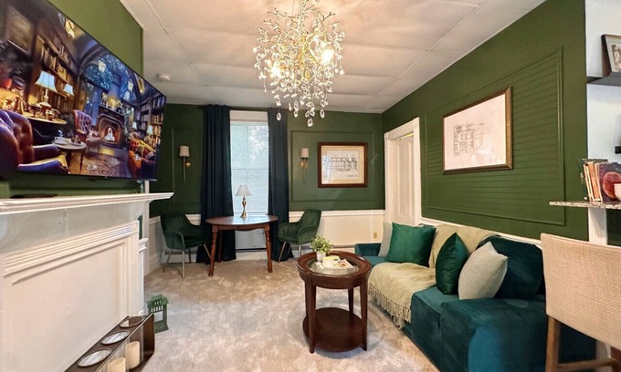 College Hill Apartment | 2B1B Family Retreat,Private Kitchen, Brown&RISD