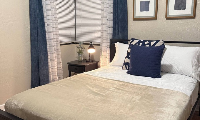 North Orange House | 2ba/1bd - College Park, Orlando. Minutes from ORMC & Advent Health Hospitals