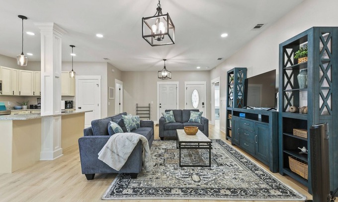 Midtown House | 2bd/1ba Cottage * Renovated * Dogs Welcome * Cottage in Savannah * 30+ day stay
