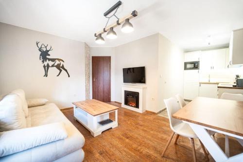 Kvartal Noviya Grad Apartment | 2BD App in Bojurland FREE Pool SPA Parking and Skishuttle