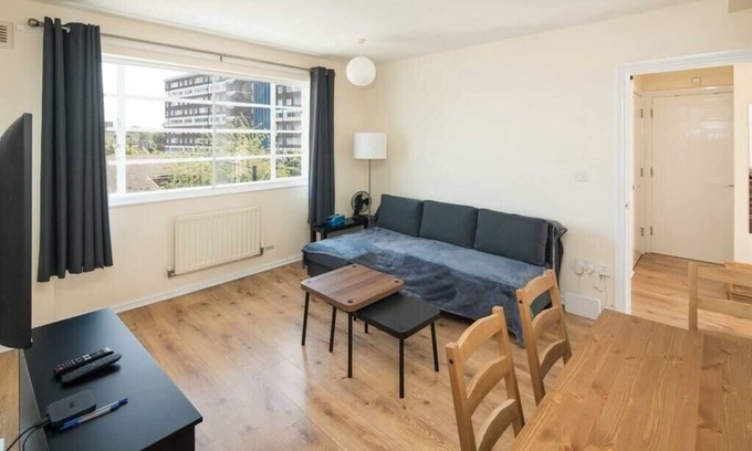 Hackney Apartment | 2BD London Flat - City Buzz and Parkside Serenity