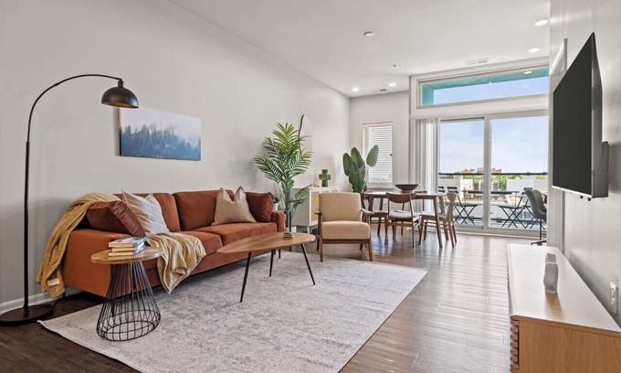 Broadway Gillham Apartment | 2Bed/2Bath With Open Kitchen & WiFi in Kansas City