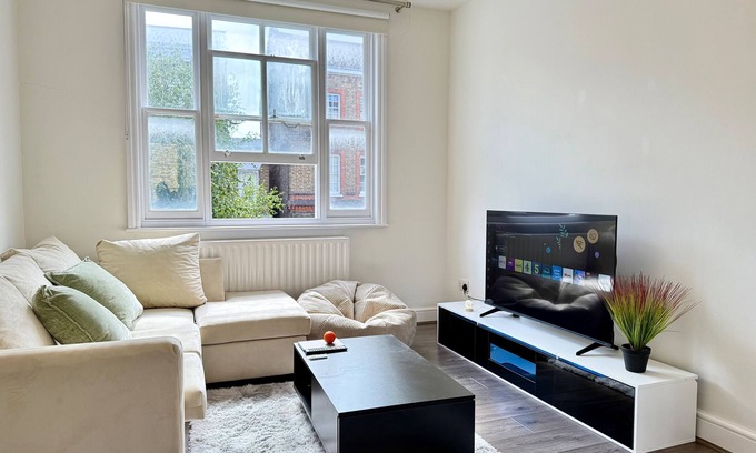 Canonbury Apartment | 2bed Apartment-sleeps 4, Pets Ok & Balcony