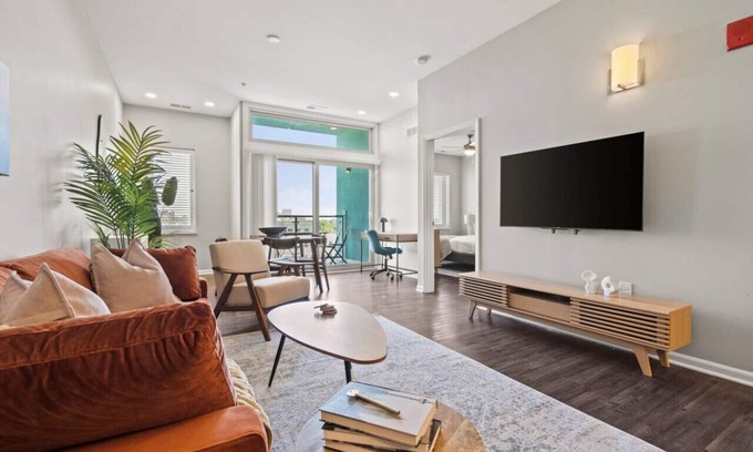 Midtown - Westport Apartment | 2Bed Apt With Fitness centre in Kansas