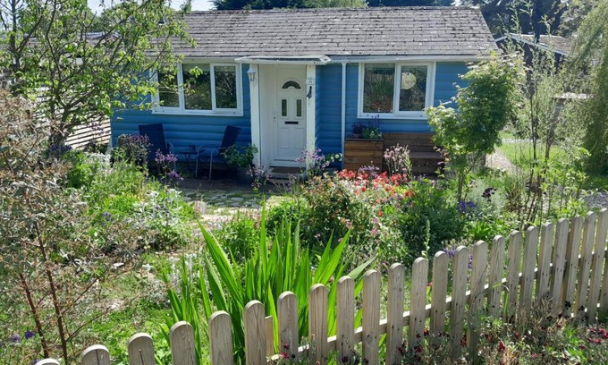 Llandwrog House | 2Bed Cabin w Parking near Snowdonia National Park