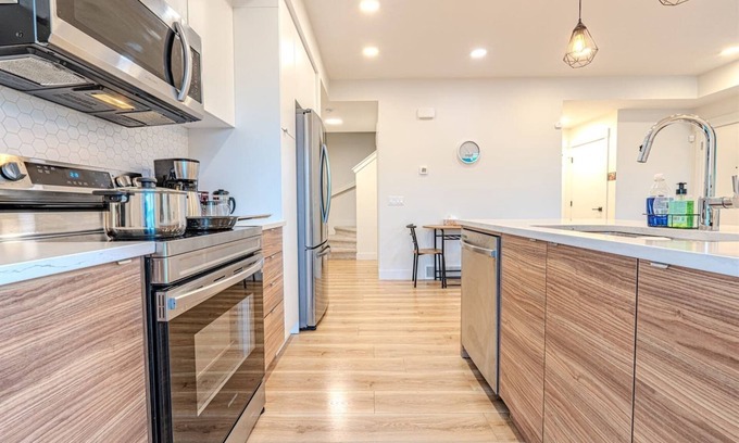 Calgary House | 2Bedroom 2.5Bathroom Home near YYC