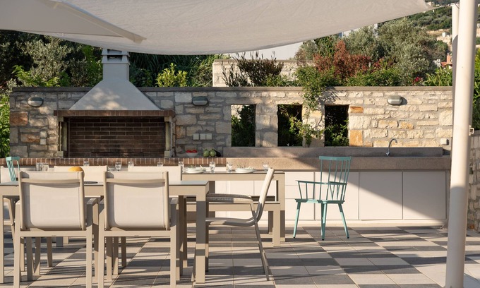 Adele House | 2Bedroom Luxury Suite Apartment near Beach with common Pool & gardens sleeps 5