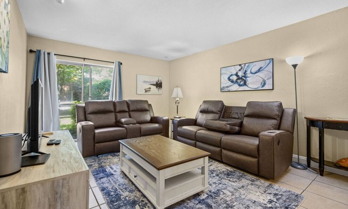 Gainesville Condo | 2BR/1B Walk to Shands and UF Campus, Desk, Pool!