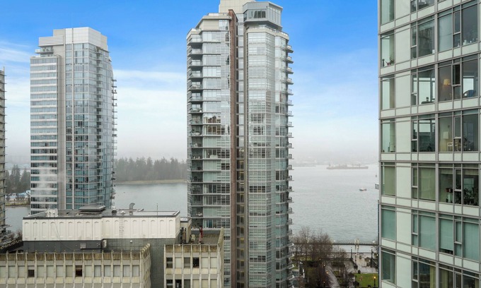 Downtown Vancouver Condo | 2br/2ba/2den Condo, Views, Pool, Gym@1200sqft