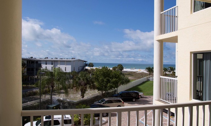 Treasure Island Condo | 2BR/2BA Beach Condo: Couples' Retreat