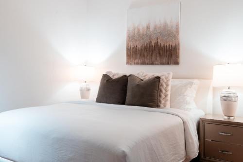 Fox Point Apartment | 2BR Apt with Parking Garden View Walk to Waterfront