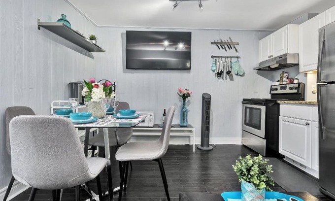 Centretown West Apartment | 2BR Apt with Rooftop Terrace access & Netflix