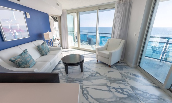 Downtown Myrtle Beach Condo | 2BR beach condo w/heated pools & views