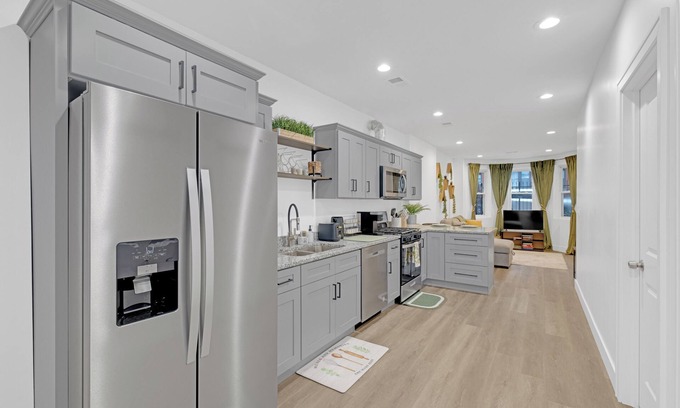 Oakland Apartment | 2BR Brownstone 7-minutes to Event Centers, Downtown, & Beach