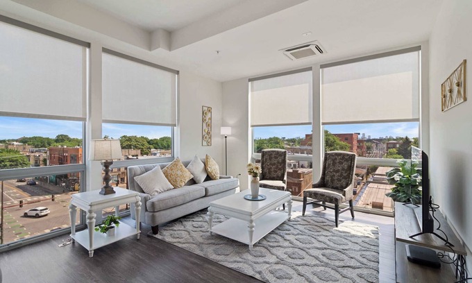 Palmer Square Apartment | 2BR City Loft Amazing Glass Views