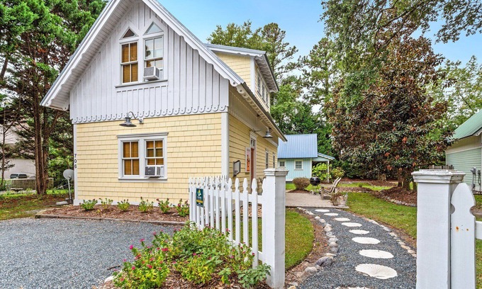 Manteo House | 2BR coastal cottage w/whirlpool tub & patio
