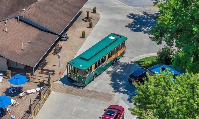 Gatlinburg - Pigeon Forge RV Rental | 2BR Cottage Getaway in Pigeon Forge