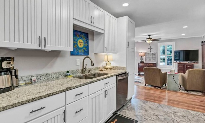 Rosewood House | 2BR Cottage | Minutes from USC & Fort Jackson